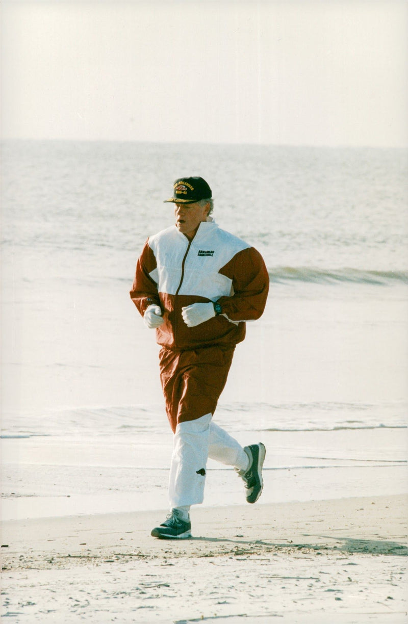 Bill Clinton takes a springtur on the beach - Vintage Photograph