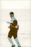 Bill Clinton takes a springtur on the beach - Vintage Photograph