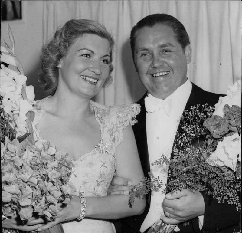 Jussi BjÃ¶rling with tribute flowers after concert - 14 July 1948 - Vintage Photograph