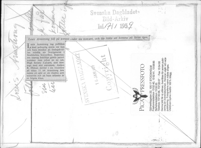 Louis Armstrong fell on stage during his concert, and get help to get back on their feet - Vintage Photograph