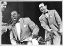 Louis Armstrong fell on stage during his concert, and get help to get back on their feet - Vintage Photograph