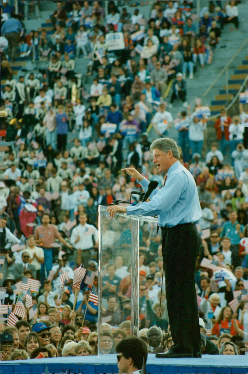 Bill Clinton on a round trip through the United States. - Vintage Photograph