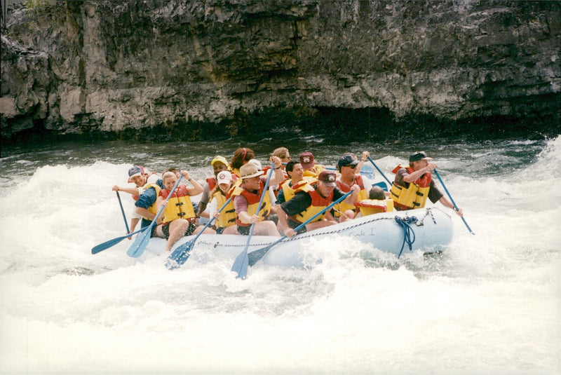 Bill Clinton go rafting with family - Vintage Photograph