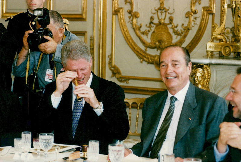 Bill Clinton and Jacques Chirac skojjar under NATO lunch at Elysee Palace - Vintage Photograph