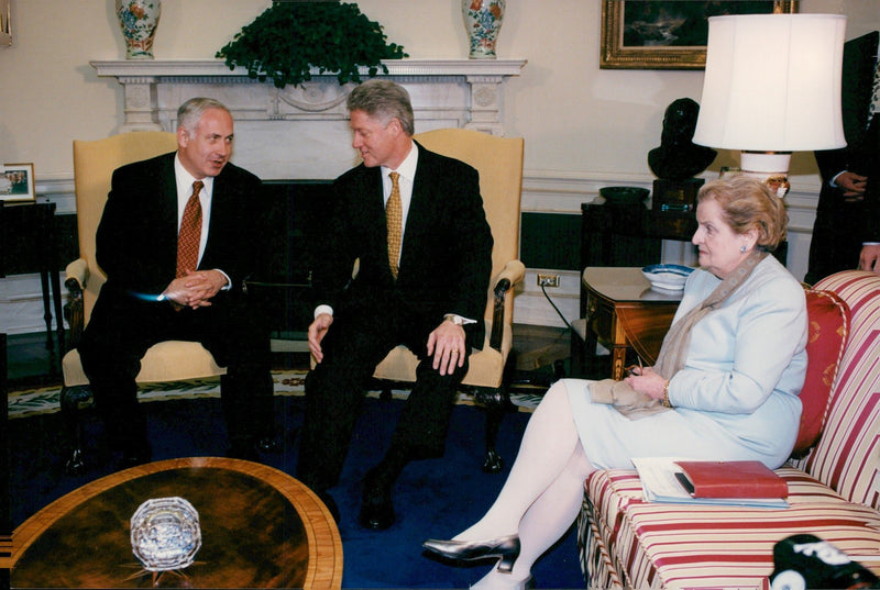 Israeli Prime Minister Benjamin Netanyahu in a meeting with US President Bill Clinton in Washington. T. h. Madeleine Albright sitting in the meeting - Vintage Photograph