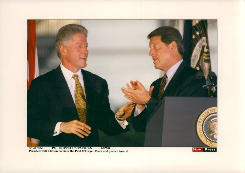 President Bill Clinton receives "Paul O'Dwyer Peace and Justice Award" - Vintage Photograph