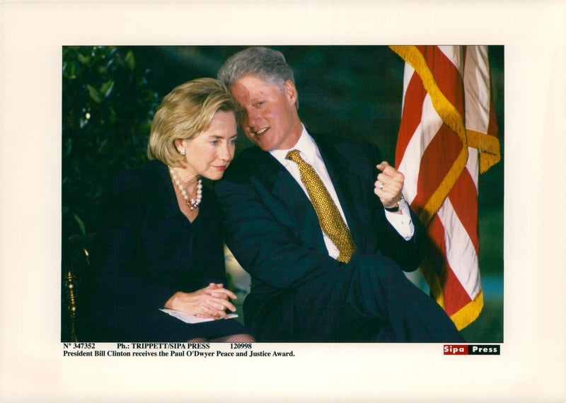 Bill Clinton wins Paul O'Dwyer Peace and Justice Award - Vintage Photograph