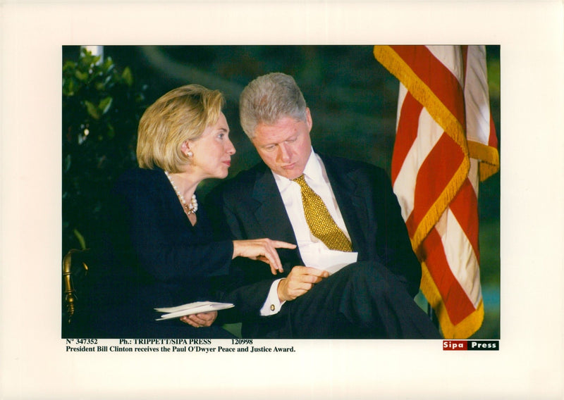 Bill Clinton wins Paul O'Dwyer Peace and Justice Award - Vintage Photograph