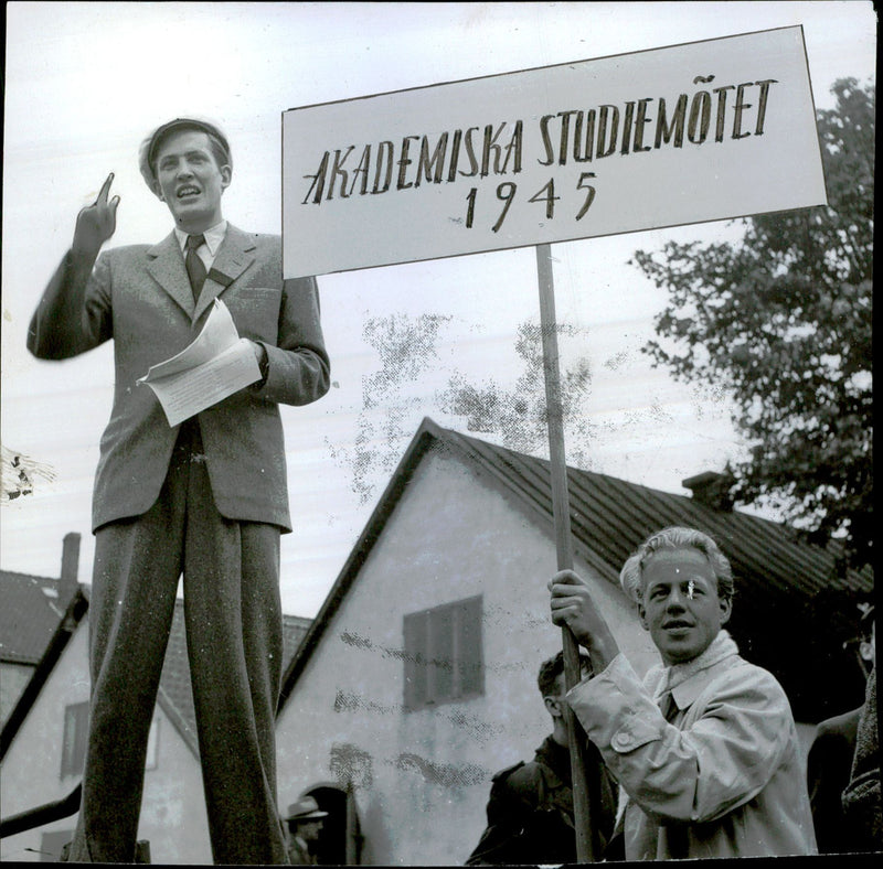 Amanuens Bertil Almgren and file. Laws. Erik Nylin signs the Academic Study Meeting - 20 September 1945 - Vintage Photograph