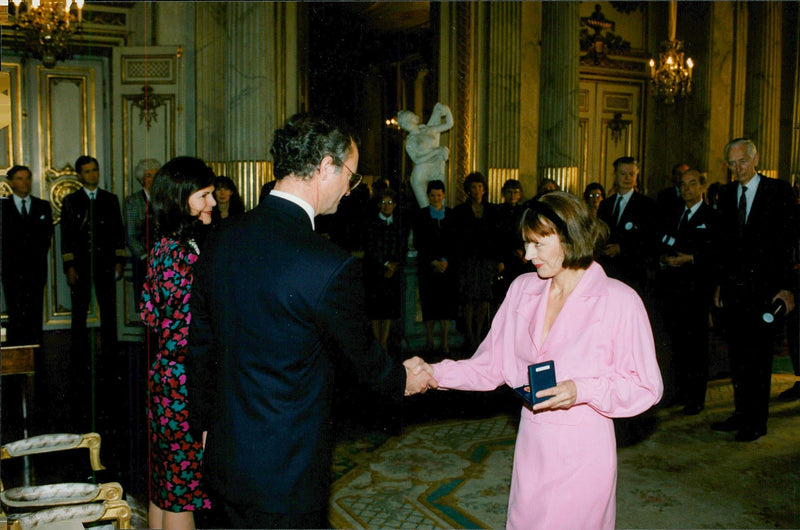 The actress Harriet Andersson receives medajl by King Carl Gustaf and Queen Silvia - Vintage Photograph