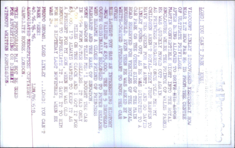 Viscount Linley anländer till sin Aston Martin för drottningens show - Vintage Photograph