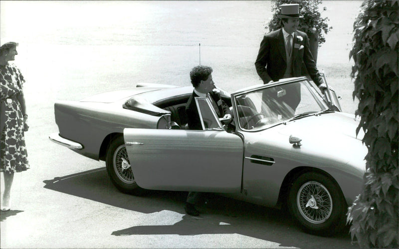 Viscount Linley anländer till sin Aston Martin för drottningens show - Vintage Photograph