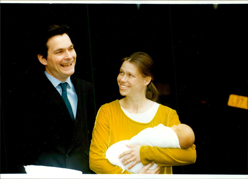 Lady Sarah and her husband Daniel Chatto and their newborn son leaves hospital - Vintage Photograph