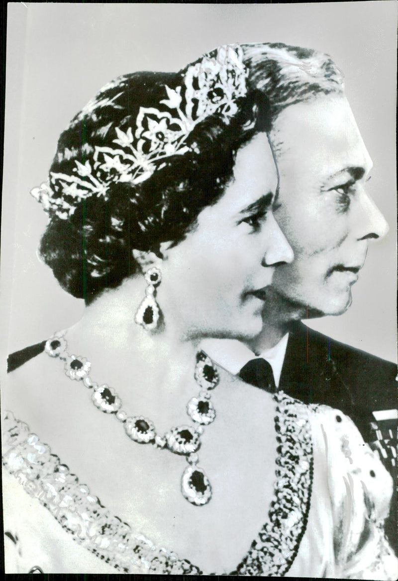 England's royal couple, koung George VI and Queen Elizabeth celebrates silver wedding - 20 February 1948 - Vintage Photograph
