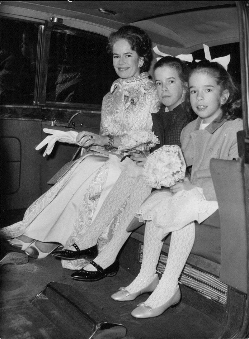 Charlie Chaplin's fru Oona med två av deras döttrar, Jane och Anette - Vintage Photograph