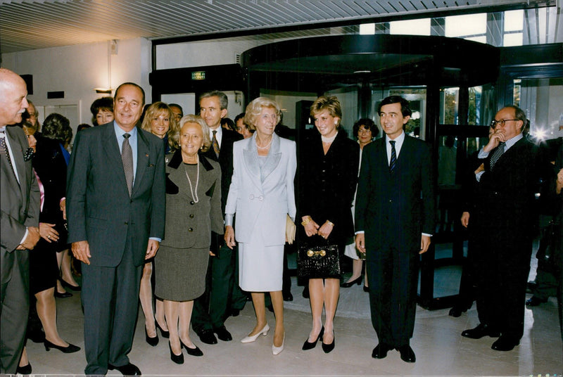 Jacques Chirac together with Bernadette Chirac, Bernhard Arnault, Claude Pompisou, Princess Diana and Philippe Douste-Blazy at an exhibition. - Vintage Photograph