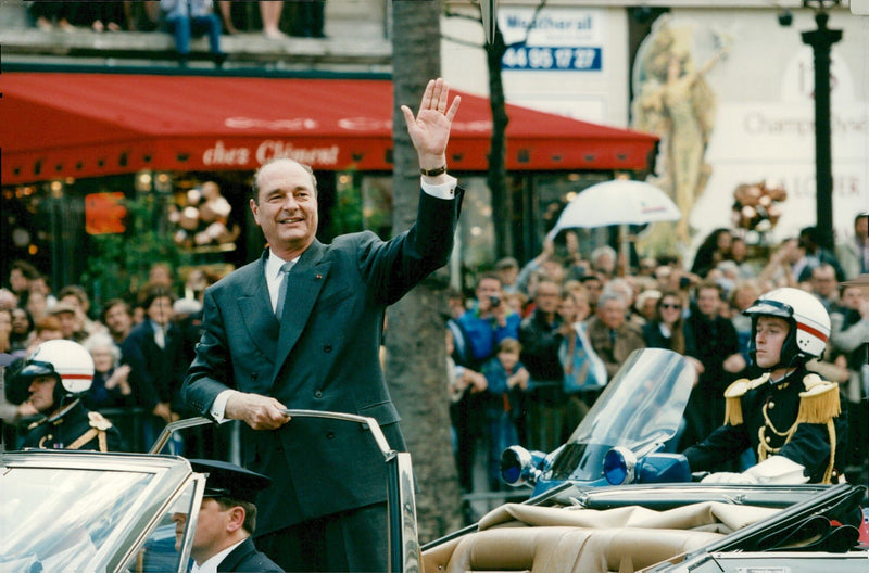 Jacques Chirac welcomes the public&