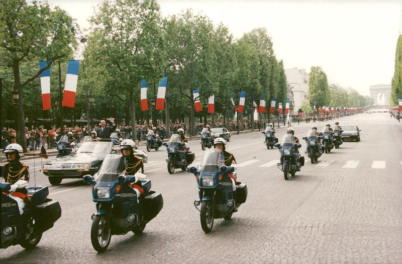 Jacques Chiracs follow-up on the avenue Champs-ÃlysÃ©es. - Vintage Photograph