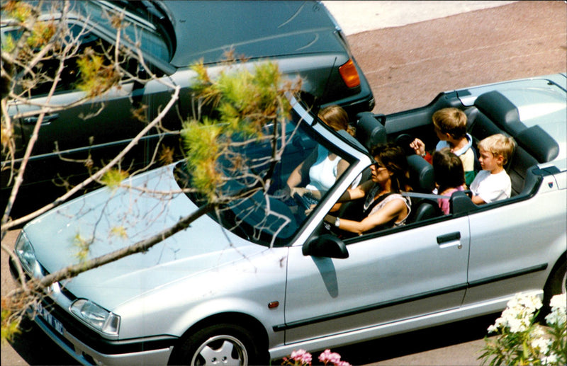 Prinsessan Caroline av Monaco i god tid med sin nya cabriolet Renault 19, tillsammans med deras barn. Hon fick den av Renault under Grand Prix de Monaco. - Vintage Photograph