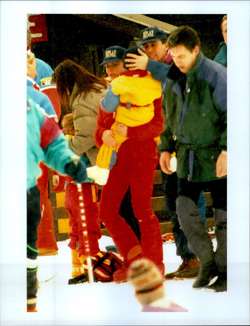 Prinsessan Stephanie av Monaco för en skidsemester, här med ett av sina barn i skidbackarna. - Vintage Photograph