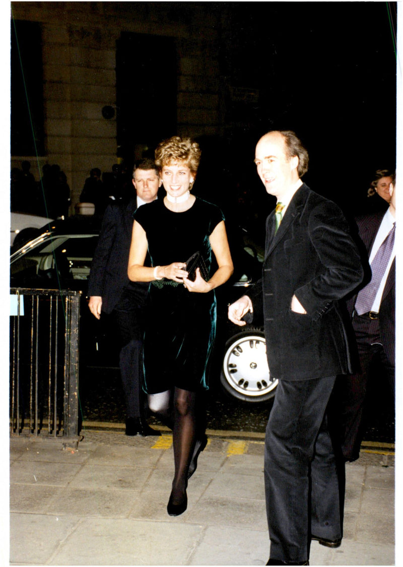 Prinsessan Diana anländer till ett konstmuseum - Vintage Photograph