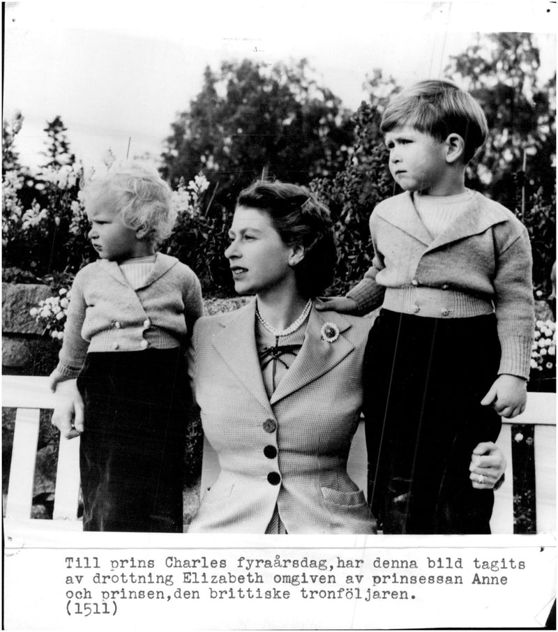 Prince Charles along with his mother, Queen Elizabeth II and her sister Anne prisessan - Vintage Photograph