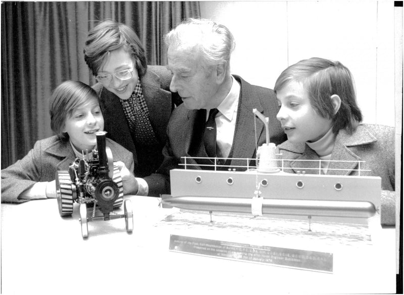 Lord Mountbatten med sina tre barnbarn, Nicholas Knatchbull, Ashley Hicks och Timothy Knatchbull - Vintage Photograph