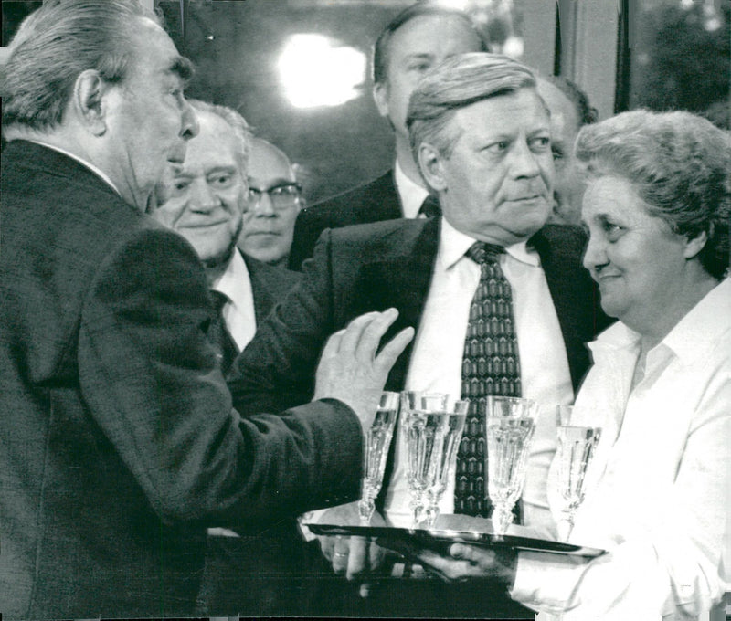 Soviet leader Leonid Bresjnev and Helmut Schmidt invited the West German sect. - Vintage Photograph