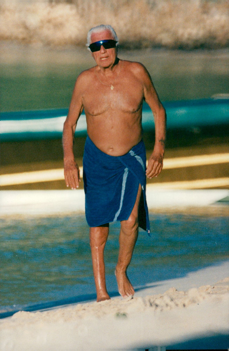 Fiat's owner, Giovanni Agnelli, on vacation in the Caribbean. - Vintage Photograph