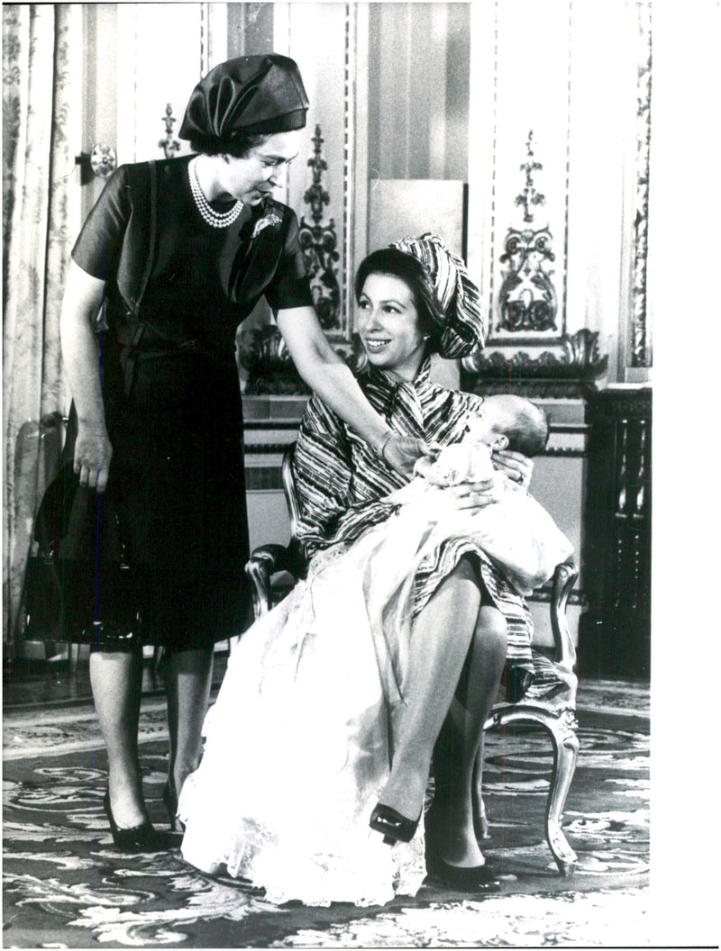 Princess Anne with her mother Elizabeth II and newborn lilla Peter Phillips - Vintage Photograph