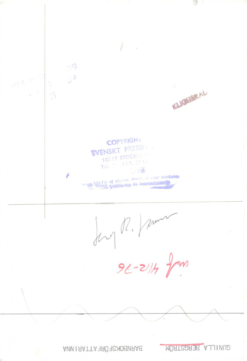 Barnbokförfattaren Gunilla Bergström undertecknar Alfons Åberg - Vintage Photograph