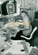 Barnbokförfattaren Gunilla Bergström undertecknar Alfons Åberg - Vintage Photograph