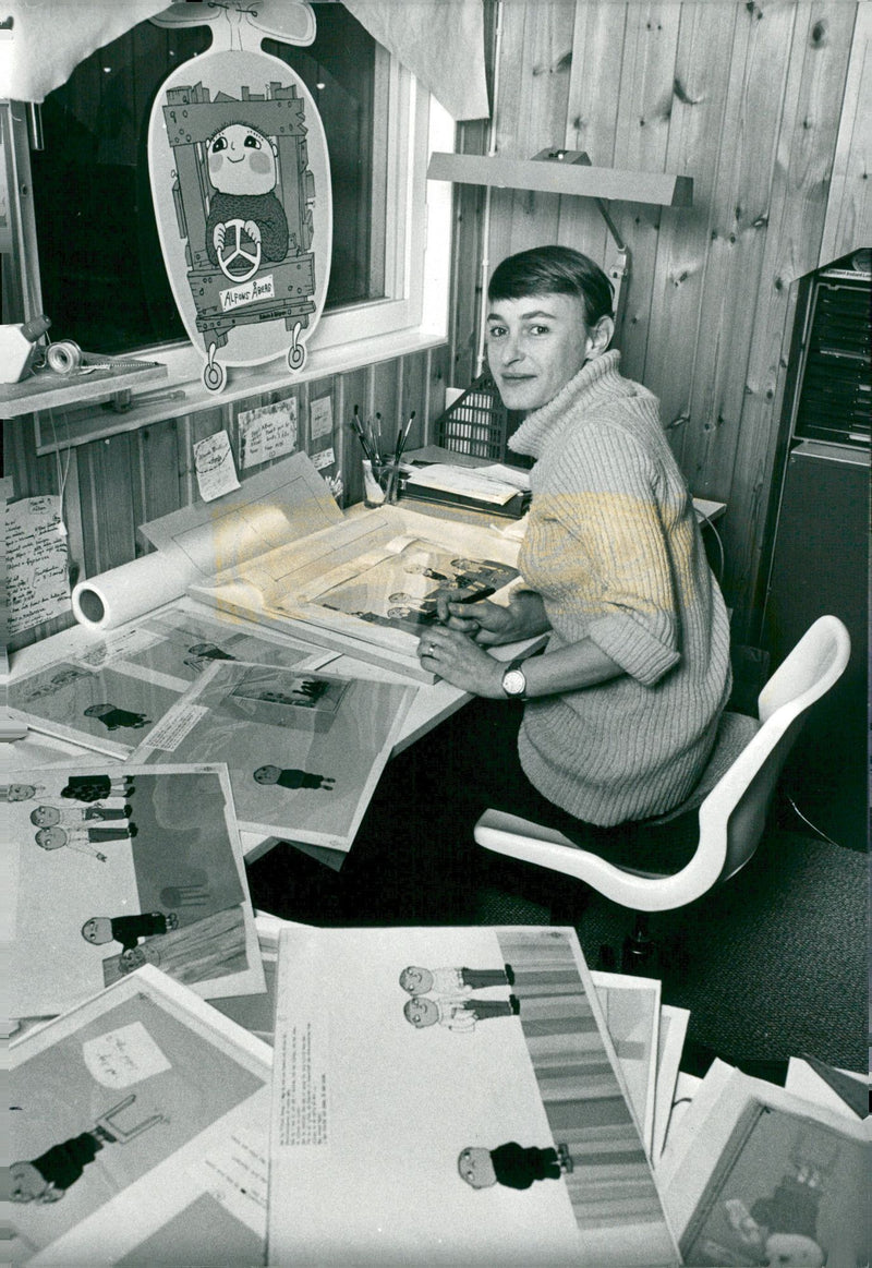 Barnbokförfattaren Gunilla Bergström undertecknar Alfons Åberg - Vintage Photograph