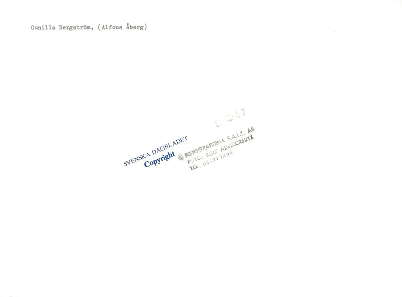 Barnbokförfattare Gunilla Bergström undertecknar Alfons Åberg - Vintage Photograph
