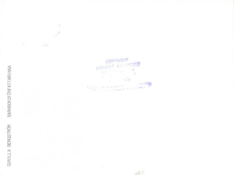 Barnbokförfattare Gunilla Bergström undertecknar Alfons Åberg - Vintage Photograph