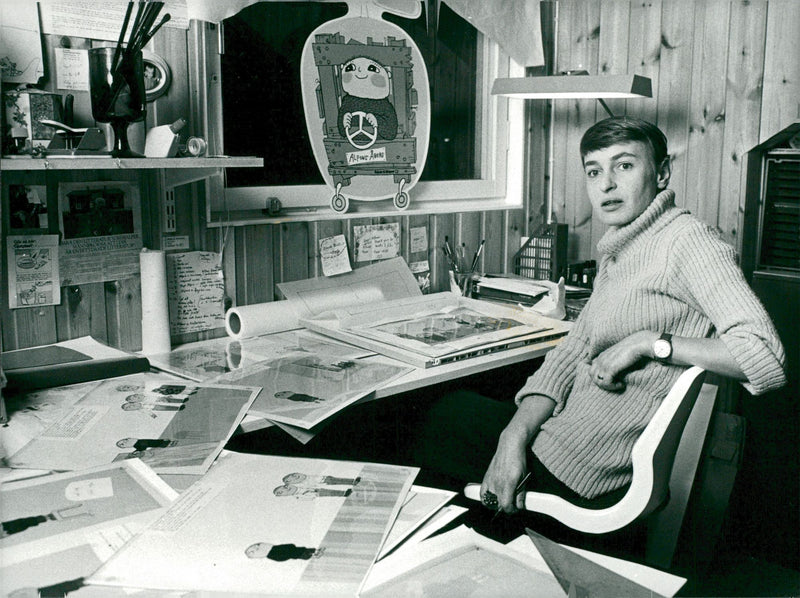 Barnbokförfattare Gunilla Bergström undertecknar Alfons Åberg - Vintage Photograph