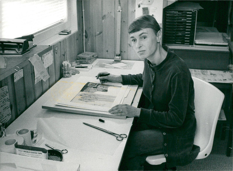 Barnbokförfattaren Gunilla Bergström undertecknar Alfons Åberg - Vintage Photograph