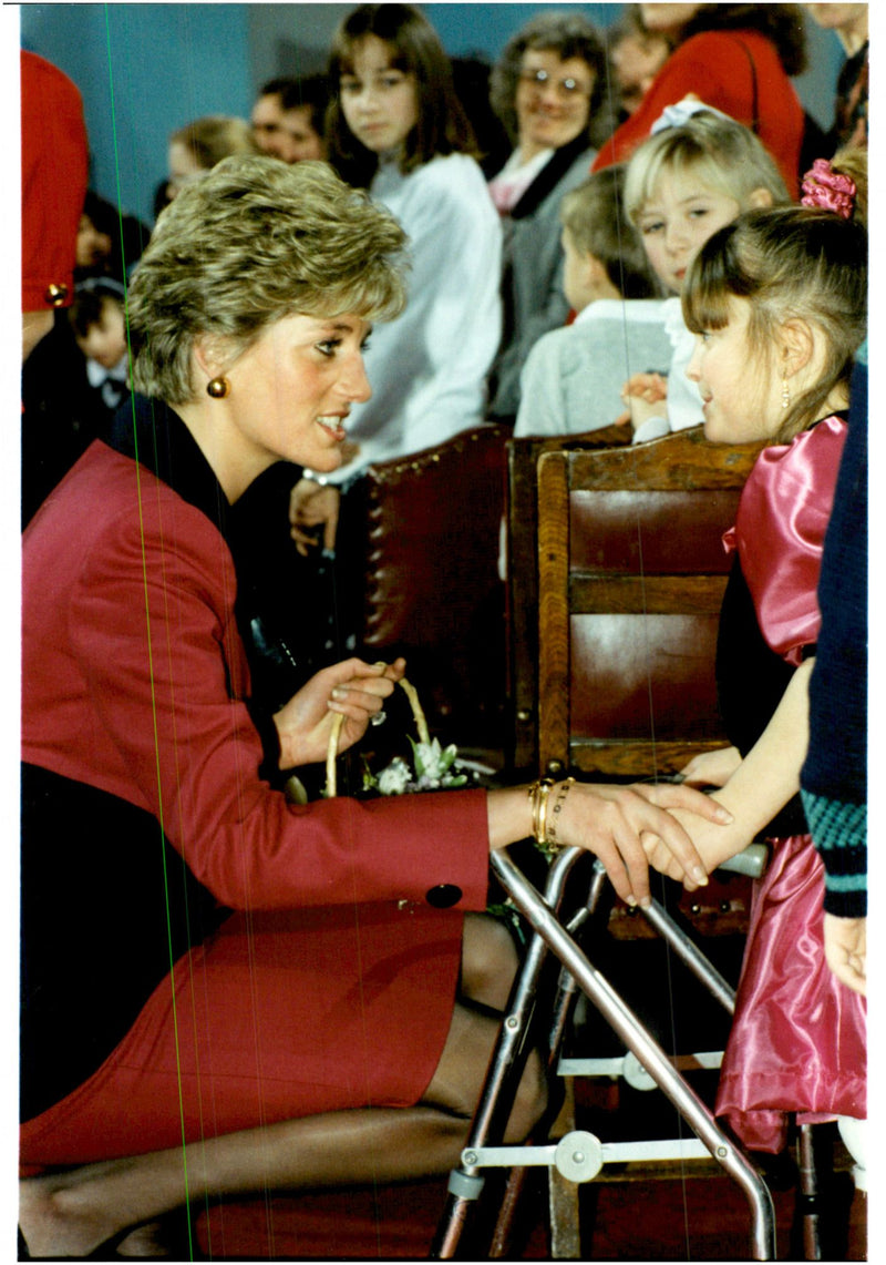 Prinsessan Diana förvånade de 150 barnen med Child of Achievement Awards i Londons Guildhall. - Vintage Photograph