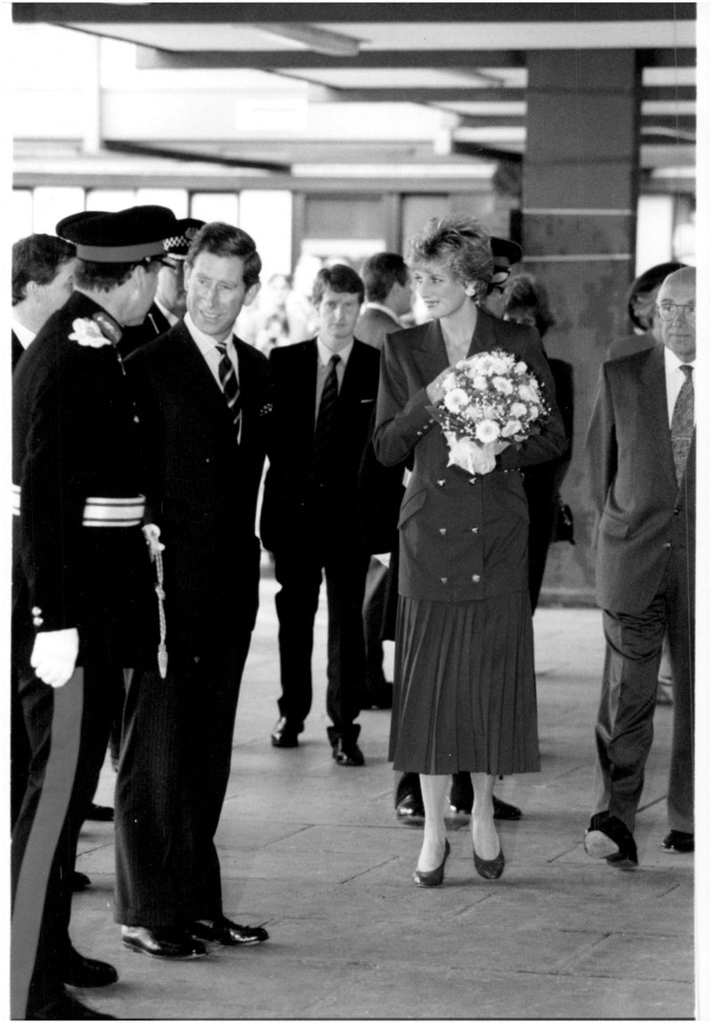 Prince Charles and Princess Diana visit Queen&