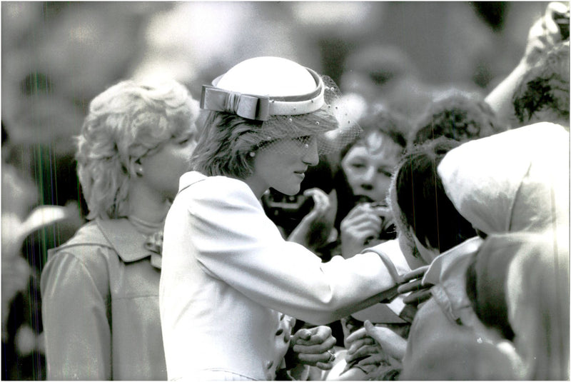 Prinsessan Diana hälsar barn när hon besöker Prins Charles i Halifax - Vintage Photograph