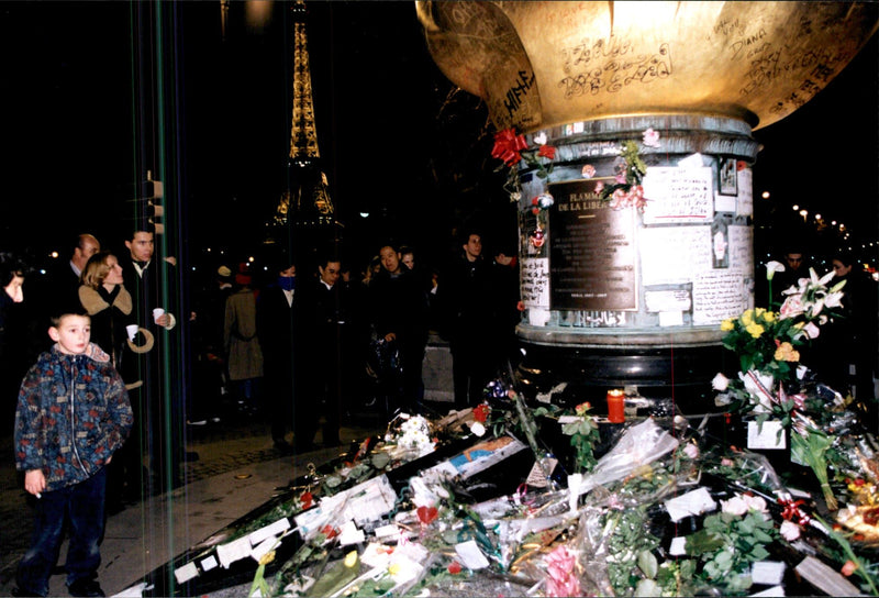 Five months after Princess Diana&#39;s departure, she is still celebrated at the l&#39;Alma site. - Vintage Photograph