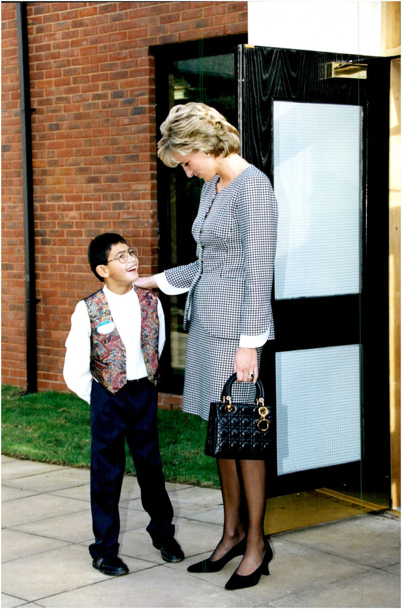 Elva Laurence Chambers tillsammans med prinsessan Diana när hon besökte skolan för barn med CP-skador. - Vintage Photograph