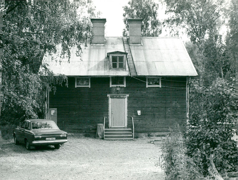 Picture of unknown house taken in connection with the murder investigation of Jeanette Johansson. - Vintage Photograph