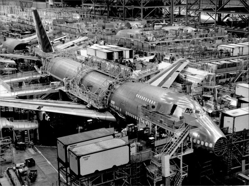 Production of Boeing 737-300 in one of the huge production halls of Seattle. - Vintage Photograph