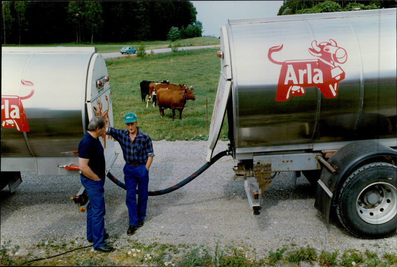 Arla. The car capacity of 13 000 l, trailer 20 000. Bernt Karlsson of thong has driven the tanker since 1967, including to Ingemar Johansson (th) - Vintage Photograph