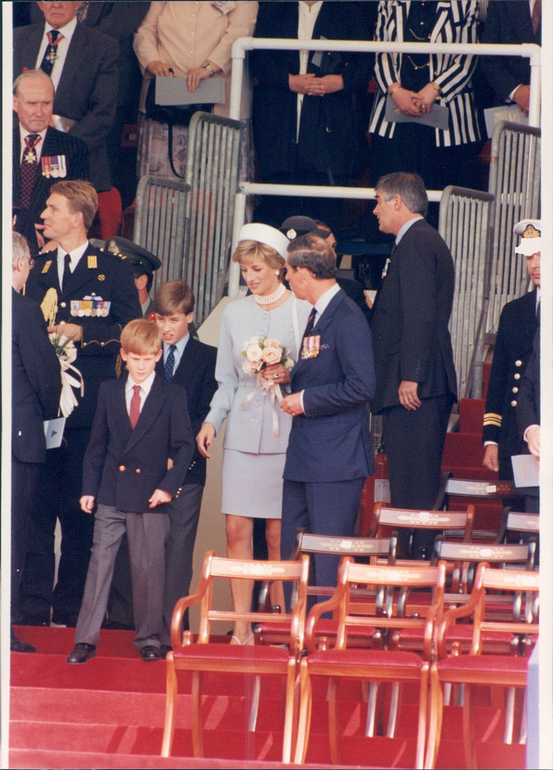 The victory day is celebrated in St. Paul's Cathedral. Prince Charles, Prince William, Princess Diana and Prince Harry. - Vintage Photograph