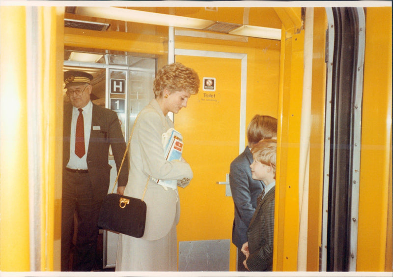 A cultural day out. Princess Diana with her sons, the princes Harry and William. - Vintage Photograph