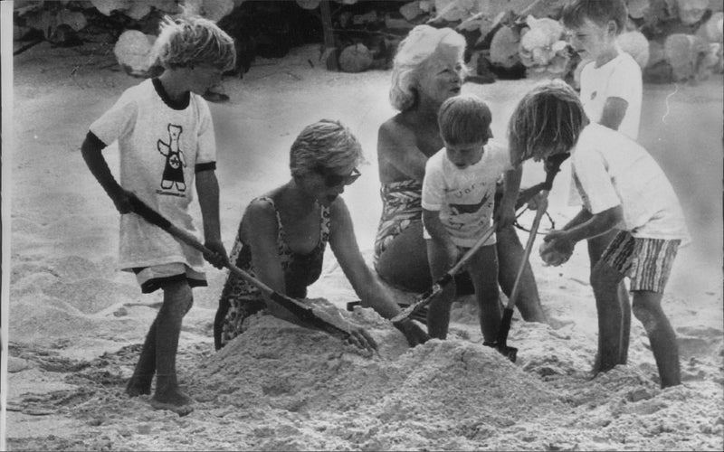 Prinsessan Diana på stranden med sina barn prins William och Harry samt två av deras vänner. - Vintage Photograph