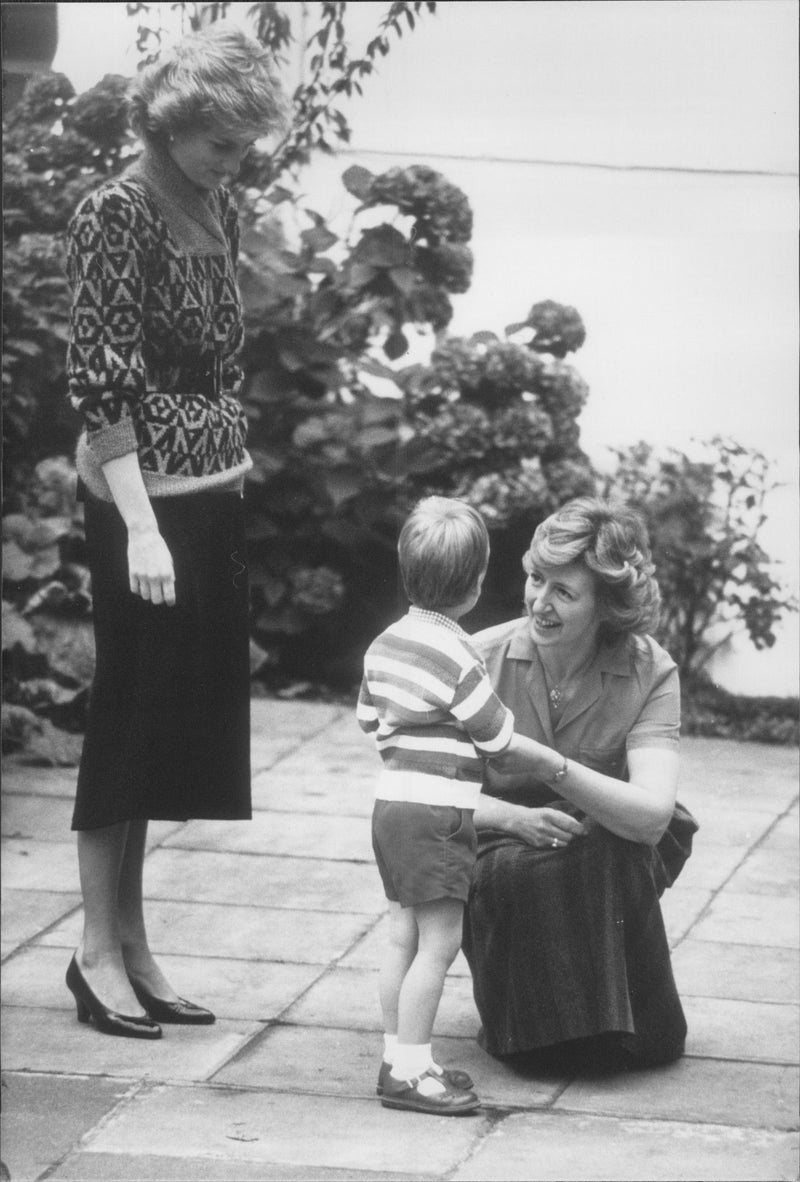 First day at the school of Prince William, 3 years. His mother, Princess Diana, leaves him in private preschool Notting Hill. The preschool teacher greets him. - Vintage Photograph