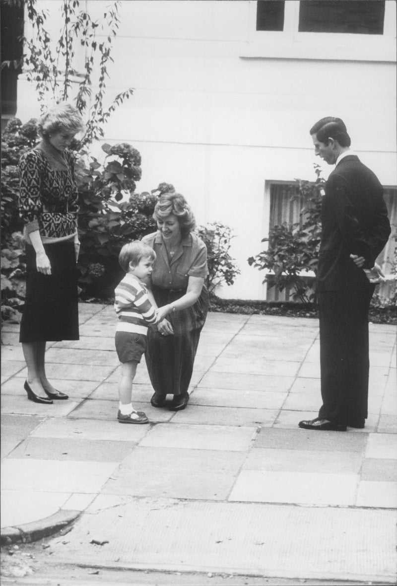 The first day in the school of Prince William, 3 years old. His parents, Princess Diana and Prince Charles leave him at the private preschool Notting Hill. - Vintage Photograph
